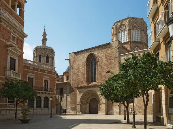 Paseo en bici por el centro histórico de Valencia. Hispania, escuela de español