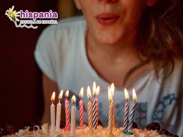 Soplar las velas en los cumpleaños. Hispania, escuela de español