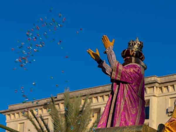 Cabalgata de Reyes Magos en España.